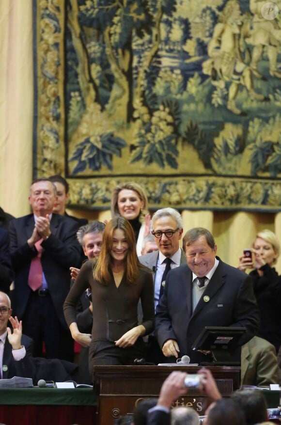 Carla Bruni-Sarkozy préside la vente de vin des Hospices de Beaune aux côtés de Guy Roux, le 18 novembre 2012, pour la mise aux enchères de la "pièce du président". Le produit de la vente sera reverse au profit d'organisations humanitaires, dont la propre fondation de l'ex-première dame.