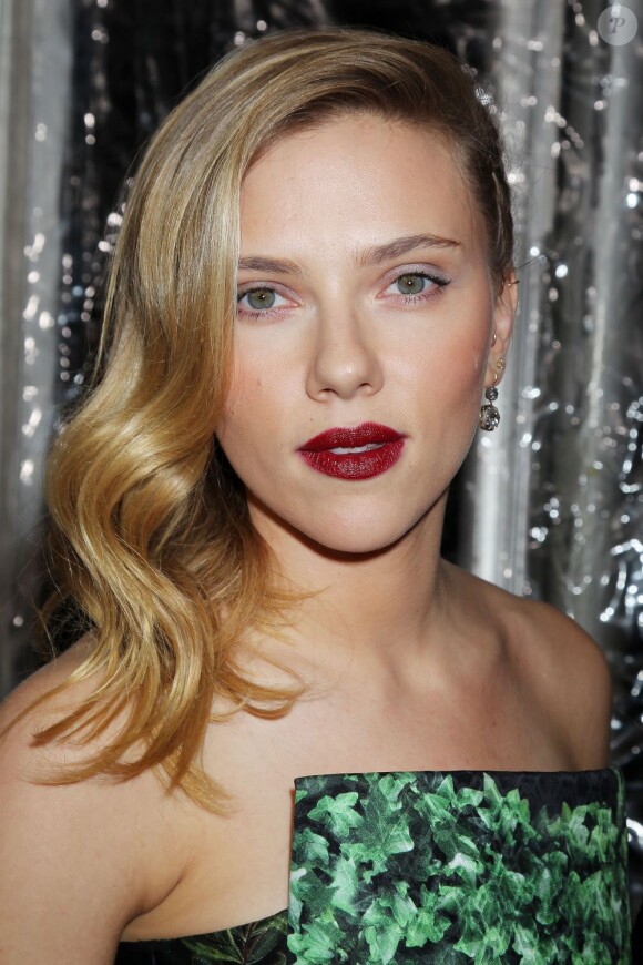 Scarlett Johansson, ravissante à souhait sur le tapis rouge du film Hitchcock, à New York, le 18 novembre 2012.