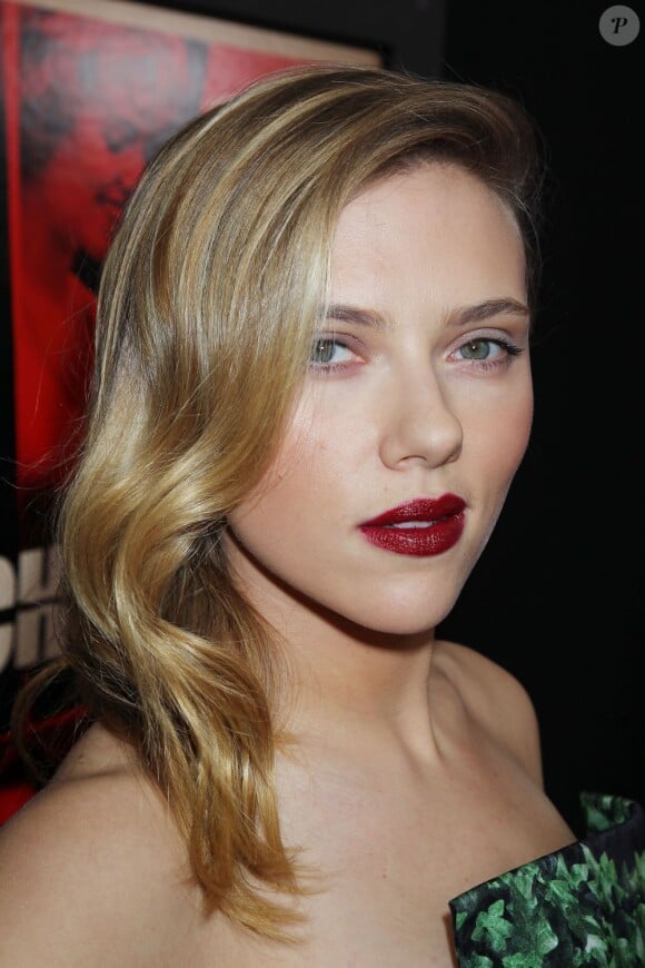 Scarlett Johansson arrive sur le tapis rouge du film Hitchcock, à New York, le 18 novembre 2012.