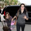 Courteney Cox et sa fille Coco arrivent à l'aéroport de Los Angeles le 17 novembre 2012 pour rejoindre Miami.