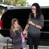 Courteney Cox et sa fille Coco à l'aéroport de Los Angeles le 17 novembre 2012 pour rejoindre Miami.