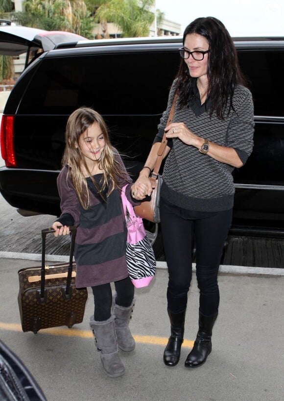 Courteney Cox et sa fille Coco à l'aéroport de Los Angeles le 17 novembre 2012 pour rejoindre Miami.