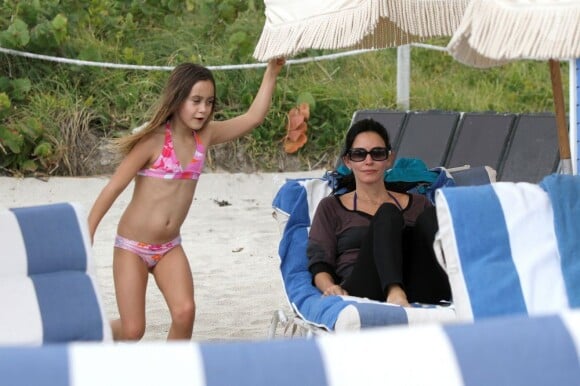 Courteney Cox et Coco en vacances à Miami le 18 novembre 2012.