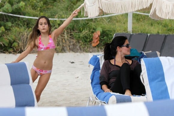 Courteney Cox et sa fille Coco qui s'amuse sur la plage en vacances à Miami le 18 novembre 2012.