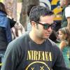 Le bassiste Pete Wentz profite d'un dimanche ensoleillé au Farmers Market avec son fils Bronx. Los Angeles, le 18 novembre 2012.