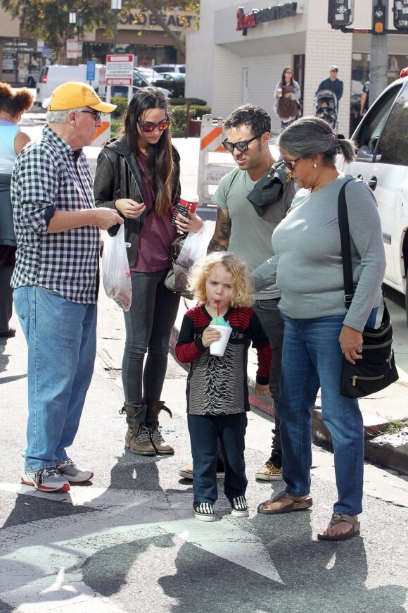 Pete Wentz en famille avec sa chérie Meagan Camper, son fils Bronx et ses parents, passent le dimanche en famille au Farmers Market. Los Angeles, le 18 novembre 2012.