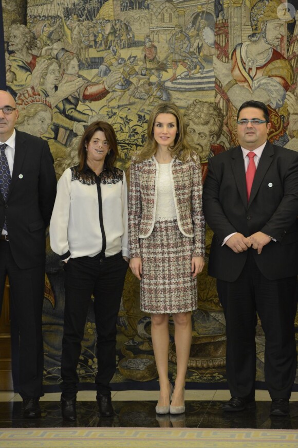 La princesse Letizia d'Espagne à la Zarzuela, à Madrid, le 19 novembre 2012 lors de sa rencontre avec le nouveau comité directeur de la FEDER, la Fédération espagnole des maladies rares.