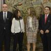 La princesse Letizia d'Espagne au palais de la Zarzuela, à Madrid, le 19 novembre 2012 lors de sa rencontre avec le nouveau comité directeur de la FEDER, la Fédération espagnole des maladies rares.