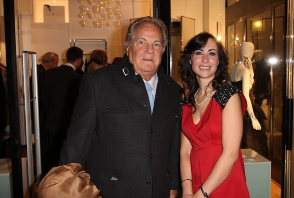 Massimo Gargia soutient la jeune créatrice Rowena Forrest en assistant à la soirée d'inauguration de sa boutique Lady R Forrest. Paris, le 16 novembre 2012.