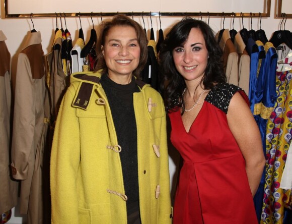 L'actrice Elli Medeiros soutient Rowena Forrest en assistant la soirée d'inauguration de la boutique Lady R Forrest par la jeune créatrice. Paris, le 16 novembre 2012.