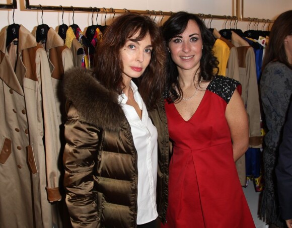 Anne Parillaud et la créatrice Rowena Forrest lors de l'inauguration de sa première boutique à Paris. Le 16 novembre 2012.
