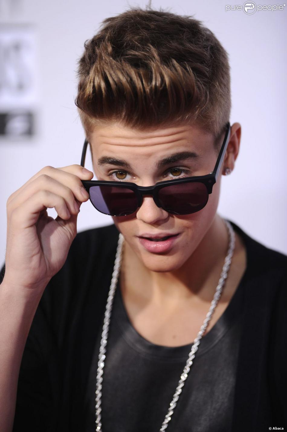 Justin Bieber sur le tapis rouge des American Music Awards. Los Angeles, le 18 novembre 2012.