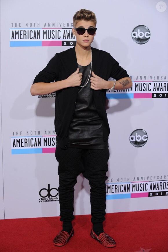 Justin Bieber sur le tapis rouge des American Music Awards. Los Angeles, le 18 novembre 2012.