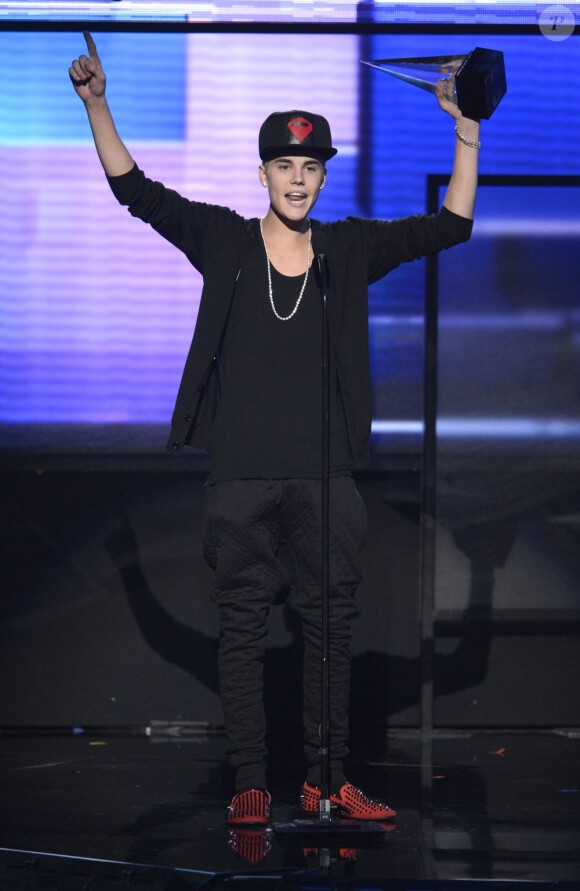 Justin Bieber sur la scène des American Music Awards. Los Angeles, le 18 novembre 2012.