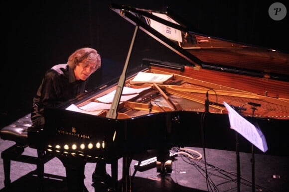 Le pianiste Dimitri Naïditch lors de son concert au théâtre de la Gaîté Montparnasse organisé par Pierre Godé à Paris le 19 novembre 2012, Paris