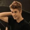 Justin Bieber, ambassadeur masculin de NEO, dévoile la paire de baskets dorés qu'il a élaboré avec la marque de l'équipementier Adidas.