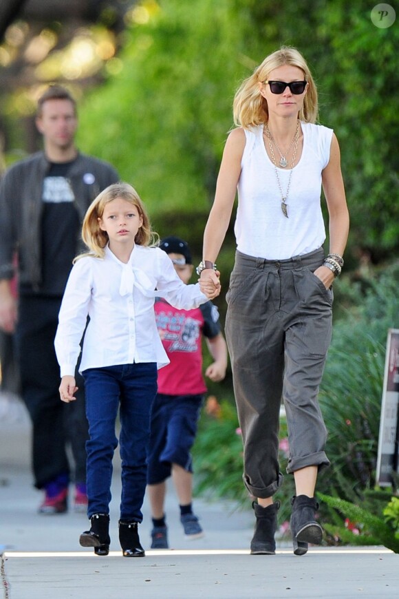 Gwyneth Paltrow et sa fille Apple, suivies par Chris Martin et leur fils Moses à Los Angeles. Le 26 octobre 2012.