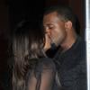Kim Kardashian et Kanye West échangent un baiser à la sortie du restaurant Crustacean à Beverly Hills. Le 21 novembre 2012.
