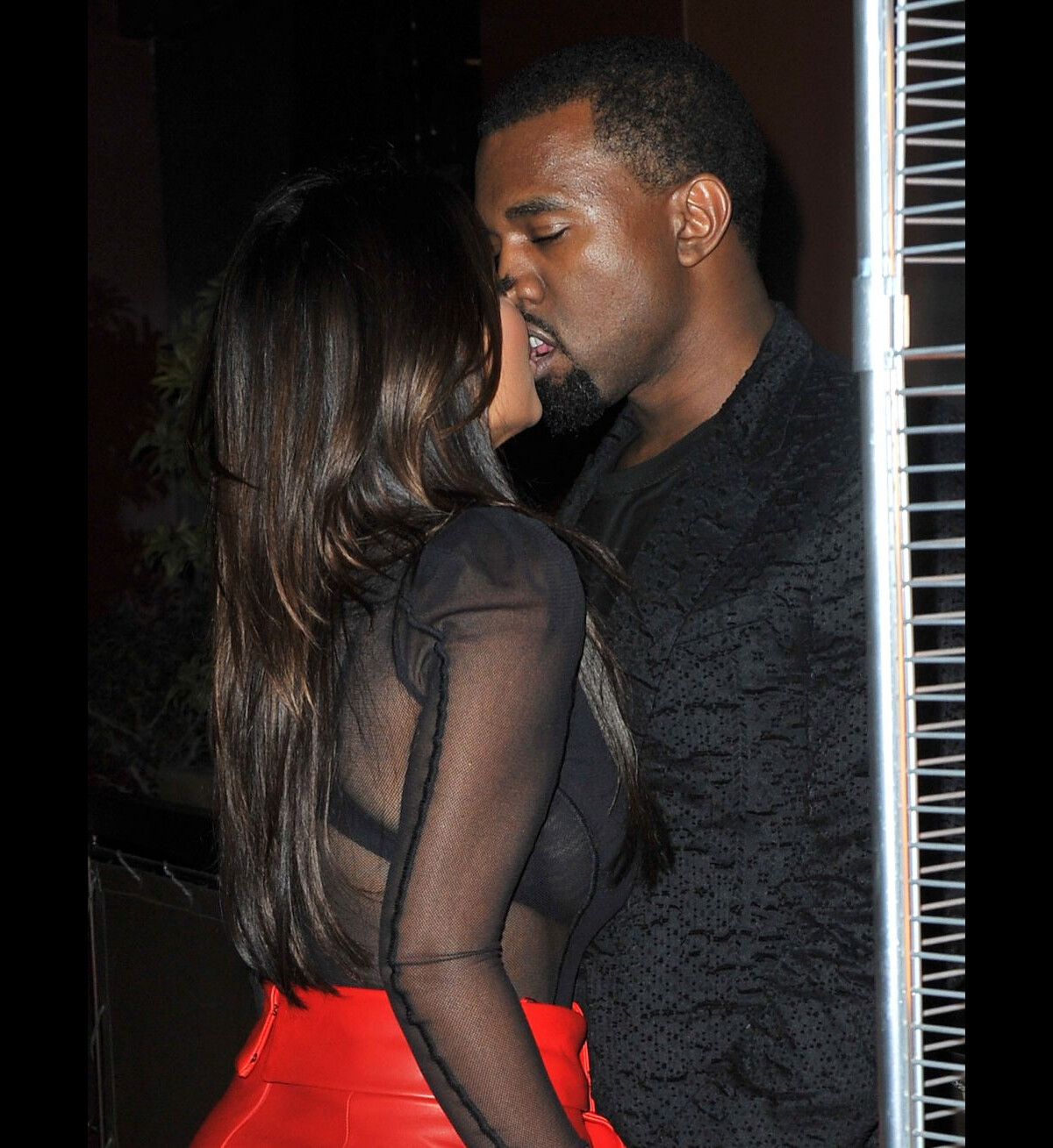 Kim Kardashian et Kanye West Un baiser passionné après un dîner en famille image photo photo