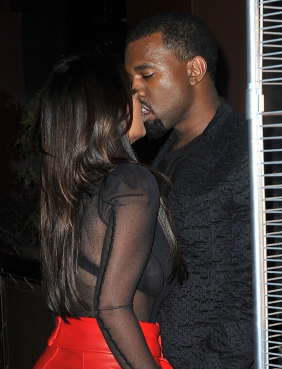 Kim Kardashian et Kanye West s'embrassent passionnément à la sortie du restaurant Crustacean à Beverly Hills. Le 21 novembre 2012.