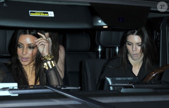 Kim Kardashian et sa soeur Kendall Jenner au volant quittent le restaurant Crustacean à Beverly Hills. Le 21 novembre 2012.