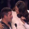 Khloé Kardashian, co-animatrice de l'émission The X Factor, fait rougir le juré Simon Cowell en s'asseyant sur ses genoux. Los Angeles, le 21 novembre 2012.