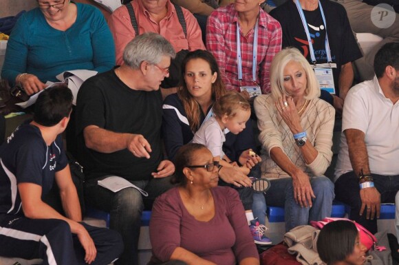 Laure Manaudou a assisté avec sa petite fille Manon et ses parents à la finale du 50 mètres nage libre où ont brillé son petit frère Florent (1er) et son compagnon Frédérick Bousquet (3e) lors des championnats d'Europe petit bassin à Chartres le 22 novembre 2012