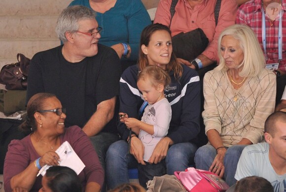 Laure Manaudou a assisté avec sa petite fille Manon et ses parents à la finale du 50 mètres nage libre où ont brillé son petit frère Florent (1er) et son compagnon Frédérick Bousquet (3e) lors des championnats d'Europe petit bassin à Chartres le 22 novembre 2012