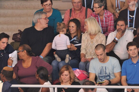 Laure Manaudou a assisté avec sa petite fille Manon et ses parents à la finale du 50 mètres nage libre où ont brillé son petit frère Florent (1er) et son compagnon Frédérick Bousquet (3e) lors des championnats d'Europe petit bassin à Chartres le 22 novembre 2012
