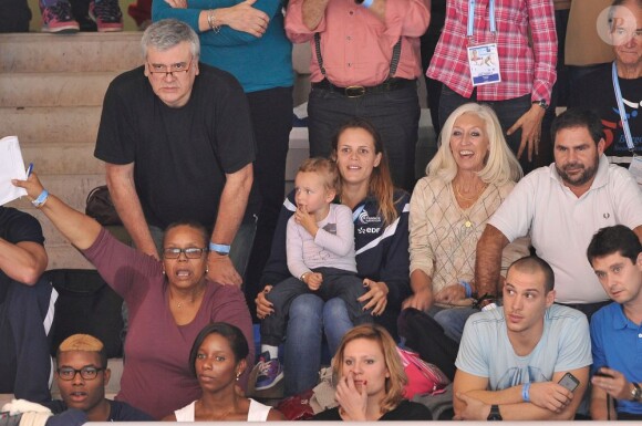 Laure Manaudou a assisté avec sa petite fille Manon et ses parents à la finale du 50 mètres nage libre où ont brillé son petit frère Florent (1er) et son compagnon Frédérick Bousquet (3e) lors des championnats d'Europe petit bassin à Chartres le 22 novembre 2012