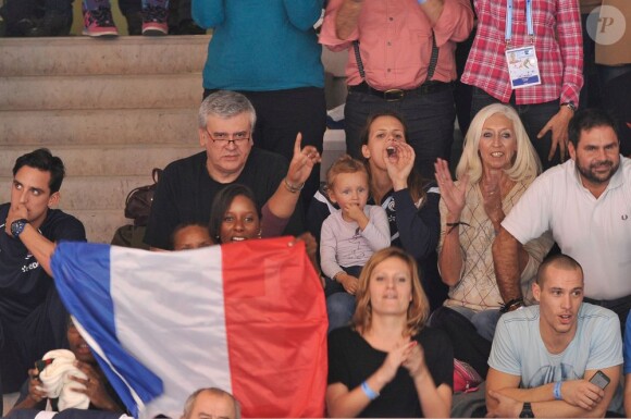 Laure Manaudou a assisté avec sa petite fille Manon et ses parents à la finale du 50 mètres nage libre où ont brillé son petit frère Florent (1er) et son compagnon Frédérick Bousquet (3e) lors des championnats d'Europe petit bassin à Chartres le 22 novembre 2012