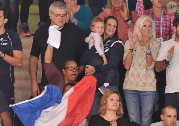 Laure Manaudou a assisté avec sa petite fille Manon et ses parents à la finale du 50 mètres nage libre où ont brillé son petit frère Florent (1er) et son compagnon Frédérick Bousquet (3e) lors des championnats d'Europe petit bassin à Chartres le 22 novembre 2012