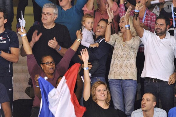 Laure Manaudou a assisté avec sa petite fille Manon et ses parents à la finale du 50 mètres nage libre où ont brillé son petit frère Florent (1er) et son compagnon Frédérick Bousquet (3e) lors des championnats d'Europe petit bassin à Chartres le 22 novembre 2012