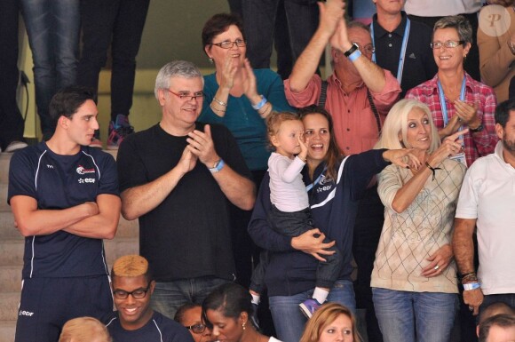 Laure Manaudou a assisté avec sa petite fille Manon et ses parents à la finale du 50 mètres nage libre où ont brillé son petit frère Florent (1er) et son compagnon Frédérick Bousquet (3e) lors des championnats d'Europe petit bassin à Chartres le 22 novembre 2012
