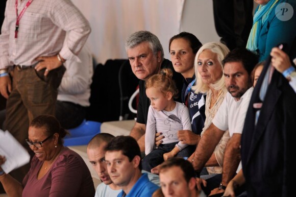 Laure Manaudou a assisté avec sa petite fille Manon et ses parents à la finale du 50 mètres nage libre où ont brillé son petit frère Florent (1er) et son compagnon Frédérick Bousquet (3e) lors des championnats d'Europe petit bassin à Chartres le 22 novembre 2012