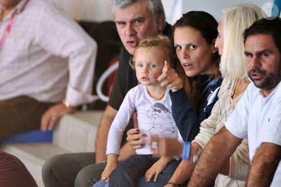 Laure Manaudou a assisté avec sa petite fille Manon et ses parents à la finale du 50 mètres nage libre où ont brillé son petit frère Florent (1er) et son compagnon Frédérick Bousquet (3e) lors des championnats d'Europe petit bassin à Chartres le 22 novembre 2012