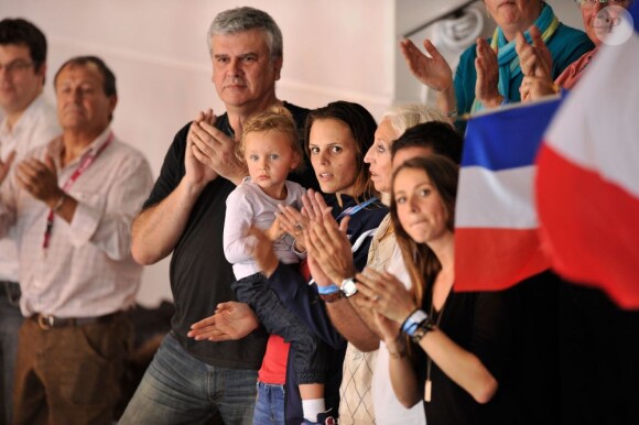 Laure Manaudou a assisté avec sa petite fille Manon et ses parents à la finale du 50 mètres nage libre où ont brillé son petit frère Florent (1er) et son compagnon Frédérick Bousquet (3e) lors des championnats d'Europe petit bassin à Chartres le 22 novembre 2012