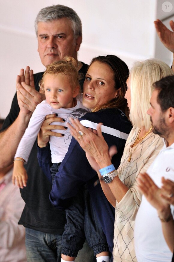 Laure Manaudou a assisté avec sa petite fille Manon et ses parents à la finale du 50 mètres nage libre où ont brillé son petit frère Florent (1er) et son compagnon Frédérick Bousquet (3e) lors des championnats d'Europe petit bassin à Chartres le 22 novembre 2012