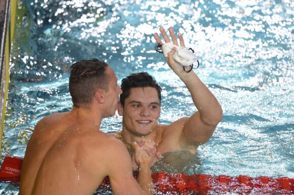 Florent Manaudou et Frédérick Bousquet à l'issue de la finale du 50 mètres nage libre lors des championnats d'Europe petit bassin à Chartres le 22 novembre 2012