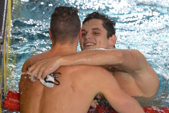 Florent Manaudou et Frédérick Bousquet à l'issue de la finale du 50 mètres nage libre lors des championnats d'Europe petit bassin à Chartres le 22 novembre 2012