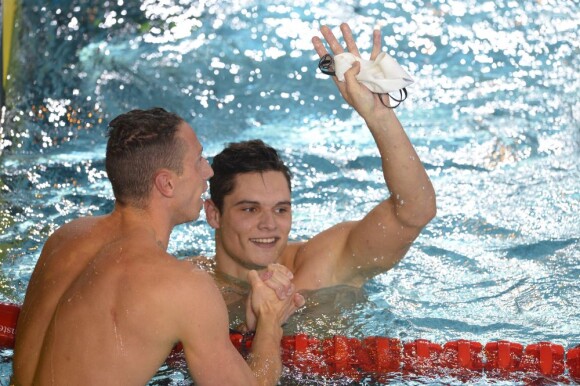 Florent Manaudou et Frédérick Bousquet à l'issue de la finale du 50 mètres nage libre lors des championnats d'Europe petit bassin à Chartres le 22 novembre 2012