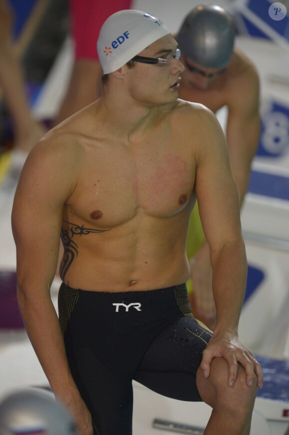 Florent Manaudou et Frédérick Bousquet à l'issue de la finale du 50 mètres nage libre lors des championnats d'Europe petit bassin à Chartres le 22 novembre 2012