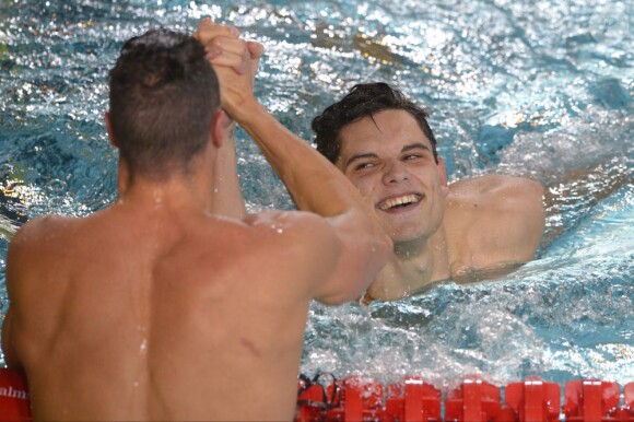 Florent Manaudou et Frédérick Bousquet à l'issue de la finale du 50 mètres nage libre lors des championnats d'Europe petit bassin à Chartres le 22 novembre 2012