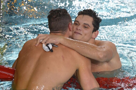 Florent Manaudou et Frédérick Bousquet à l'issue de la finale du 50 mètres nage libre lors des championnats d'Europe petit bassin à Chartres le 22 novembre 2012