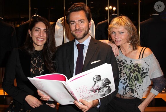 Caterina Murino, Frédéric Brun et Irka Bochenko pour le lancement du livre de Frédéric Brun "Les James Bond Girls" dans la boutique Alain Figaret à Paris, le 22 novembre 2012