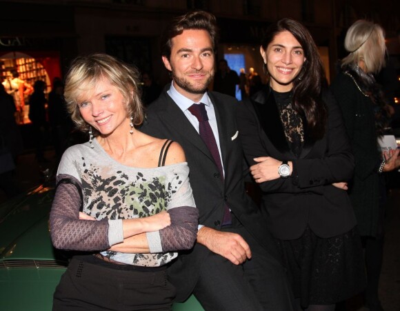 Irka Bochenko, Frédéric Brun, Caterina Murino posent pour le lancement du livre de Frédéric Brun "Les James Bond Girls" dans la boutique Alain Figaret à Paris, le 22 novembre 2012