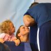 Frederick Bousquet et Laure Manaudou fous d'amour devant leur adorable petite poupée Manon lors des Championnats d'Europe à Chartres le 23 novembre 2012