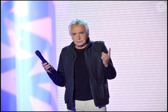 Michel Sardou, en chanson, durant l'enregistrement de "Vivement Dimanche", diffusé le 12 septembre 2010 sur France 2.