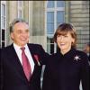 Michel Sardou recevant la Légion d'Honneur à l'Elysée en 2001, avec sa femme Anne-Marie Périer.