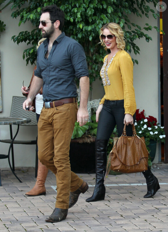 Katherine Heigl fête son anniversaire avec son mari Josh Kelley et sa mère Nancy à Beverly Hills, le 24 novembre 2012